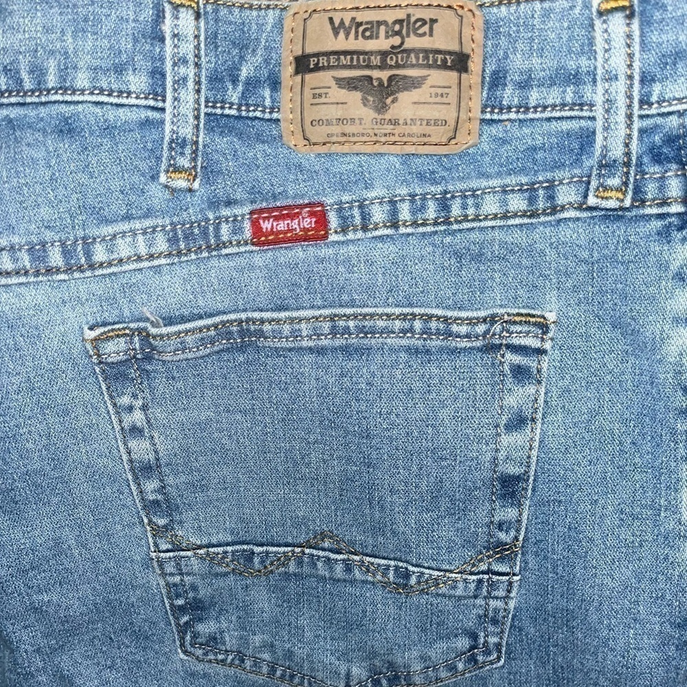 Wrangler Men's Straight Fit Jeans size 42x30 NWT - Picture 4 of 7